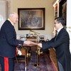 L’ambassadeur vietnamien, Dinh Nho Hung, a présenté ses lettres de créance au Roi Harald V de Norvège. Photo : Baoquocte.
