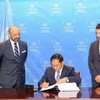 Le ministre des Affaires étrangères Bui Thanh Son signe le 20 septembre (heure locale) à New York l’Accord portant sur la conservation et l'utilisation durable de la diversité biologique marine des zones ne relevant pas de la juridiction nationale. Photo : VNA.
