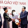 Le président de l’Assemblée nationale Trân Thanh Mân félicite des députés qui sont des enseignants, d’anciens enseignants et des gestionnaires de l’éducation à Hanoi, le 20 novembre. Photo : VNA.