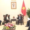 Le vice-Premier ministre et ministre des Affaires étrangères Bui Thanh Son reçoit Manuela V. Ferro, vice-présidente de la Banque mondiale pour l'Asie de l'Est et le Pacifique. Photo : VNA. 