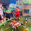 Lors de leur séjour à Hue Lotus Homestay, des étudiants français a l’occasion de découvrir l’art des marionnettes sur l'eau du Vietnam. Photo : SGTT.