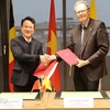 Trần Quốc Phương, vice-ministre vietnamien du Plan et de l’Investissement et Christian Carette, Inspecteur général de Wallonie-Bruxelles International (WBI). Photo : VNA.