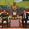 Le ministre de la Défense, le général Phan Van Giang (gauche), et le secrétaire général et président du Laos Thongloun Sisoulith, le 19 novembre à Vientiane. Photo : VNA