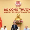 Le ministre vietnamien de l'Industrie et du Commerce, Nguyen Hong Dien, prend la parole lors de la conférence. Photo: VNA