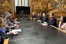 Le Vice-Président permanent de l'Assemblée nationale, Trân Thanh Mân et Felip Roca Blasco, secrétaire général chargé de la coopération internationale de la ville de Barcelone. Photo : VNA.