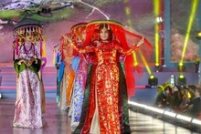 Un défilé d’áo dài lors du Festival touristique de l'áo dài de Hanoï 2022. Photo : VNA.