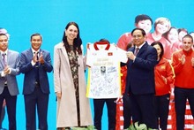 Le Premier ministre Pham Minh Chinh offre le maillot de l’équipe féminine de football du Vietnam à la Première ministre néo-zélandaise, Jacinda Ardern. Photo : VFF.