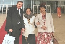 M. Michel Strachinescu et l’ancienne vice-présidente Nguyen Thi Binh à l'occasion du 40e anniversaire des Accords de paix de Paris. Photo: VNA