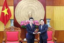 Le président du Comité populaire de la province de Lang Son, Ho Tien Thieu remet un souvenir à l'ambassadeur de la RPDC au Vietnam Ri Sung Guk (à gauche). Photo : journal Cong Luan.
