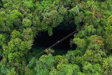 Le système de grottes Hung Thoong, niché au cœur du parc national de Phong Nha-Ke Bàng, classé au patrimoine naturel mondial, abrite de nombreuses grottes spectaculaires, des lacs de montagne et le redoutable gouffre de Nightmare. Photo : VOV.