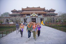 Les touristes étrangers visitent la citadelle impériale de Huê. Photo: VNA.
