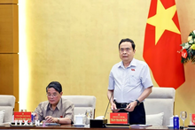 Le président de l’Assemblée nationale vietnamienne Trân Thanh Mân (debout) s’exprime lors de la conférence, à Hanoï, le 4 mai 2025. Photo : VNA.