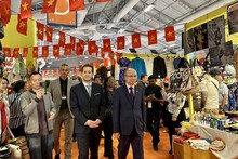 L'ambassadeur du Vietnam en France, Dinh Toàn Thang (droite), et le directeur de la Foire de Paris, Steven Abajoli, visitent les stands du Pavillon Vietnam. Photo : CVN.
