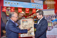 Le supplément spécial du Journal Nhân Dân répand la fierté nationale du Vietnam