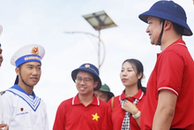 La délégation “Jeunesse pour la mer et les îles de la Patrie” du Comité central de l'Union des jeunes communistes Ho Chi Minh rend visite aux soldats de Truong Sa. Photo : NDEL.