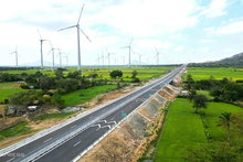 Parc éolien le long de l'autoroute Cam Lam - Vinh Hao, dans le district de Thuan Bac, province de Ninh Thuan (au Centre du Vietnam). Photo : VnExpress.