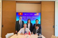 Chris F. Brown, directeur de GEM (en chemise blanche) et Hoang Mai Chung, président du Conseil d’administration de Meey Group lors de la cérémonie de signature de l’accord de coopération. Photo : Thanhtra.