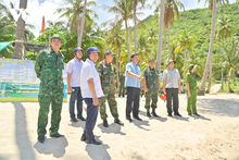 Le secrétaire du Comité provincial du Parti de Kien Giang, Nguyen Tien Hai et la délégation de travail effectuent une visite de terrain dans la commune de Tho Chau, ville de Phu Quoc. Photo : VOV.