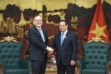 Le Premier ministre Pham Minh Chinh (droite) et le président de PowerChina Asie-Pacifique, Zhou Jiayi. Photo : NDEL.