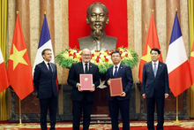 Cérémonie de remise du contrat de crédit pour le projet de renforcement du réseau de transport d’électricité dans le Sud du Vietnam, signé entre l’AFD et EVNNPT, en présence du président français et du président vietnamien. Photo : VNA.