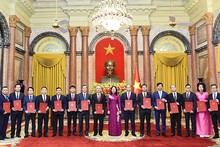 La présidente par intérim Vo Thi Anh Xuân (10e à partir de la gauche) et les nouveaux ambassadeurs, à Hanoi, le 24 février. Photo : baoquocte.vn