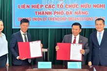 Signature de l’accord de coopération entre l’Union des organisations d’amitié de Dà Nang et l’organisation Activity International. Photo : thoidai.com.vn
