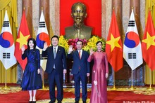 Le Président de la République de Corée, Yoon Suk Yeol, son homologue vietnamien Vo Van Thuong. Photo : VNA