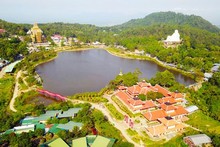 La montagne Cam, située dans la province d’An Giang (au sud), est un lieu sacré au milieu de la beauté majestueuse de la nature. Photo : sggp.org.vn