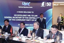 Le secrétaire général du Parti communiste du Vietnam (PCV), To Lam, travaille avec le groupe public malaisien d'énergie Petronas. Photo : VNA.