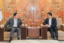 Le président du conseil d’administration de PetroVietnam, Le Manh Hung (à droite) et Thammasak Sethaudom, président-directeur général du groupe thaïlandais SCG, le 3 déceembre à Hanoi. Photo : baoquocte.vn