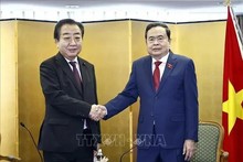Le président de l'Assemblée nationale, Trân Thanh Mân, rencontre le président du Parti démocrate constitutionnel du Japon, Noda Yoshihiko. Photo : VNA.