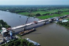 Le pont Vam Co Dong relie les districts de Duc Hoa et Duc Hue de la province de Long An. Photo : VNA.