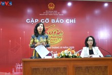 Lê Thi Thu Hang, vice-ministre des Affaires étrangères (debout) préside la conférence de presse sur le programme "Printemps au pays natal" 2025 Photo : VNA.