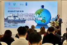 La conférence pour faire le bilan du projet « Réduction des déchets plastiques dans le secteur du tourisme vietnamien. Photo : thoidai.com.vn