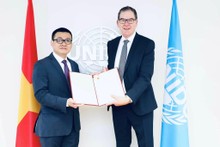 L'ambassadeur Vu Le Thai Hoang (à droite) et le directeur général de l'ONUDI, Gerd Müller. Photo : baoquocte.vn