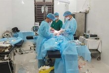 Le patient Huynh Van Du a été opéré par des médecins militaires de l'île de Sinh Tôn, dans le district insulaire de Truong Sa de la province de Khanh Hoa. Photo : VNA.