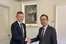 L'ambassadeur du Vietnam en Australie, Pham Hung Tam (droite) et Anthony McFarlane, directeur de la communication du groupe Sunrice. Photo : VNA