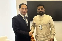 Le vice-Premier ministre vietnamien Bui Thanh Son (à gauche) et le président sri-lankais Anura Kumara Dissanayake. Photo : baoquocte.vn