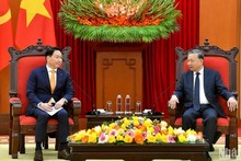 Le secrétaire général du Parti communiste vietnamien To Lam (droite) et Chey Tae-won, le président du groupe SK. Photo : NDEL.
