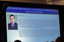 Ce prix a été décerné par l’Association au professeur Tran Xuan Bach en reconnaissance de ses importantes contributions dans le domaine de l’innovation en santé, notamment dans ses recherches sur l’économie de la santé. Photo : baohaiduong.vn