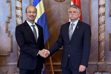 L'ambassadeur du Vietnam Bui Le Thai (à gauche) et le président du Parlement hongrois László Kövér. Photo : baoquocte.vn