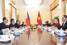 Séance de travail entre le vice-ministre permanent des AE, Nguyen Minh Vu, et la vice-ministre philippine des AE, Ma. Theresa P. Lazaro. Photo : baoquocte.vn