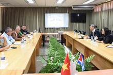 La séance de travail entre l'ambassadeur vietnamien à Cuba, Le Quang Long, et le gouverneur de la province cubaine d'Artemisa, Ricardo Concepción Rodríguez. Photo: VNA