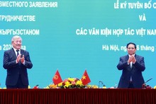 Le Premier ministre vietnamien Pham Minh Chinh (droite) et son homologue kirghize Adylbek Kasymaliev. Photo : VNA