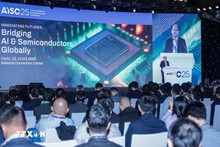 Le Vietnam dispose d’une main-d’œuvre jeune et dynamique, en particulier d’ingénieurs logiciels d’IA talentueux. Photo : Le séminaire « La révolution des semi-conducteurs et de l'IA dans la Silicon Valley » s'est ouvert le 12 mars à Hanoï. Photo : VNA.