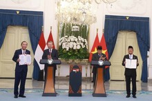 Le secrétaire général du PCV, Tô Lâm, et le président de l'Indonésie, président du Parti du mouvement de la Grande Indonésie (Gerindra), Prabowo Subianto, à la cérémonie d'échange de documents de coopération entre les deux pays. Photo : VNA.