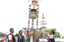 L’arbre Neu de l'ethnie Co est un élément décoratif unique, exemple typique de l'art visuel populaire des vastes régions de Truong Son et des Hauts Plateaux du Centre. Photo : NDEL.
