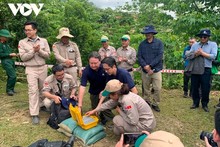 Le vice-ministre vietnamien des Affaires étrangères Dô Hùng Viêt et l'ambassadeur Marc E. Knapper appuyent sur le bouton pour activer une bombe à fragmentation. Photo : VOV.