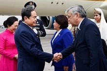 Cérémonie d'accueil du président de l'Assemblée nationale Tran Thanh Man (à gauche) et de son épouse, le 5 avril à l'aéroport international Islam Karimov de Tachkent. Photo : VNA.