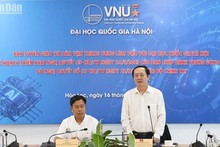 Huynh Thanh Dat, membre du Comité central du Parti, chef adjoint de la Commission centrale de propagande et de mobilisation de masse, prend la parole lors de la séance de travail avec les dirigeants de l'Université nationale de Hanoi. Photo : NDEL.